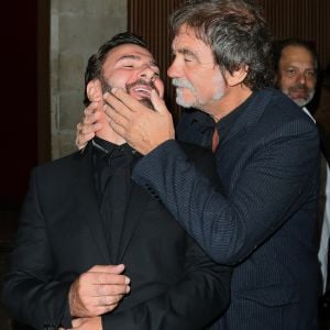 Olivier Marchal embrasse Michaël Youn sur la bouche lors de la clôture du 18e Festival de la Fiction TV de La Rochelle. Le 17 septembre 2016 © Patrick Bernard / Bestimage