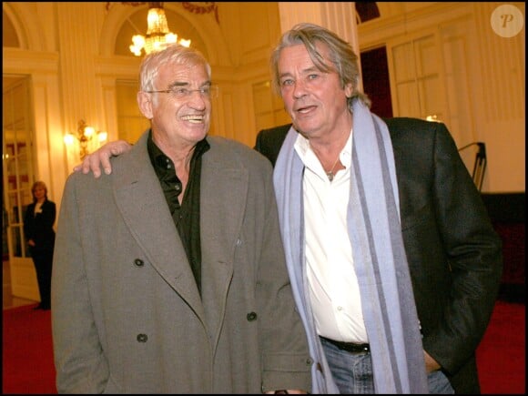 Exclusif - Jean-Paul Belmondo et Alain Delon - Cérémonie en l'honneur de Robert Hirsch en 2006 à Paris