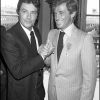 Alain Delon serre la main de Jean-Paul Belmondo quand celui-ci est récompensé à Paris en 1980