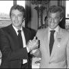 Alain Delon serre la main de Jean-Paul Belmondo quand celui-ci est récompensé à Paris en 1980