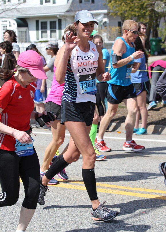 Christy Turlington court le marathon de Boston pour l'association "Every Mother Counts" le 18 avril 2016.