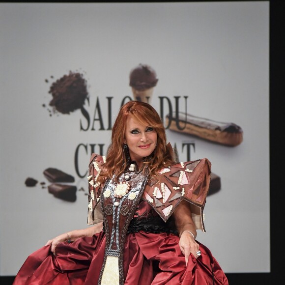 Julie Pietri au Défilé du 22ème salon du chocolat à la porte de Versailles à Paris le 27 octobre 2016. (coiffures Franck Provost / maquillages Make Up For Ever) © Veeren-Perusseau/Bestimage