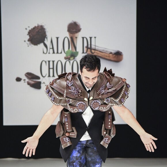 Alex Goude au Défilé du 22ème salon du chocolat à la porte de Versailles à Paris le 27 octobre 2016. (coiffures Franck Provost / maquillages Make Up For Ever) © Veeren-Perusseau/Bestimage