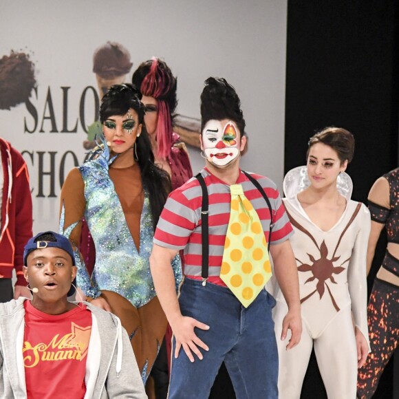 La troupe de la Circomédie musicale Timéo  au Défilé du 22ème salon du chocolat à la porte de Versailles à Paris le 27 octobre 2016. (coiffures Franck Provost / maquillages Make Up For Ever) © Veeren-Perusseau/Bestimage