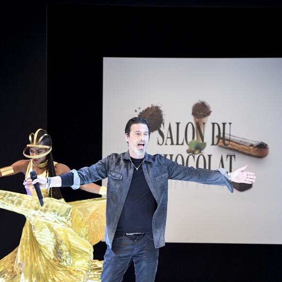 Richard Orlinski et ses danseuses  au Défilé du 22ème salon du chocolat à la porte de Versailles à Paris le 27 octobre 2016. (coiffures Franck Provost / maquillages Make Up For Ever) © Veeren-Perusseau/Bestimage