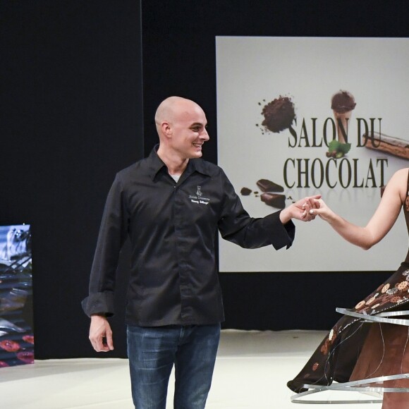 Charlotte Namura défile dans une robe crée par le styliste Anne-Lise Durier Grandjean et chocolatée par Vianney Bellanger au 22ème salon du chocolat à la porte de Versailles à Paris le 27 octobre 2016. (coiffures Franck Provost / maquillages Make Up For Ever) © Veeren-Perusseau/Bestimage