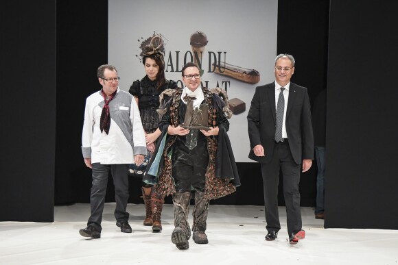 Jean-Marc Généreux défile dans un costume crée par la styliste Cassandra Allaire et chocolaté par Jean-Luc Decluzeau au 22ème salon du chocolat à la porte de Versailles à Paris le 27 octobre 2016. (coiffures Franck Provost / maquillages Make Up For Ever) © Veeren-Perusseau/Bestimage