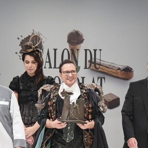 Jean-Marc Généreux défile dans un costume crée par la styliste Cassandra Allaire et chocolaté par Jean-Luc Decluzeau au 22ème salon du chocolat à la porte de Versailles à Paris le 27 octobre 2016. (coiffures Franck Provost / maquillages Make Up For Ever) © Veeren-Perusseau/Bestimage