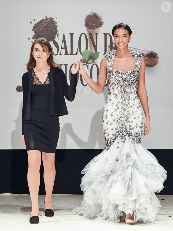 Flora Coquerel (Miss France 2013) défile dans une robe crée par le styliste Nicolas Fafiotte et chocolatée par les dragées Reynaud au 22ème salon du chocolat à la porte de Versailles à Paris le 27 octobre 2016. (coiffures Franck Provost / maquillages Make Up For Ever) © Veeren-Perusseau/Bestimage