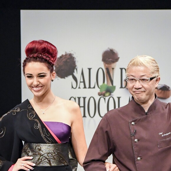 Delphine Wespiser (Miss France 2012) défile dans une robe crée par le styliste Tae Ashida et Hironobu Tsujigushi et chocolatée par le Chocolat de H au 22ème salon du chocolat à la porte de Versailles à Paris le 27 octobre 2016. (coiffures Franck Provost / maquillages Make Up For Ever) © Veeren-Perusseau/Bestimage