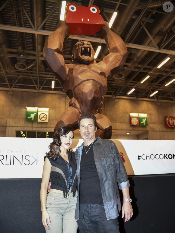Fabienne Carat et Richard Orlinski devant le Kong en chocolat au 22ème salon du chocolat à la porte de Versailles à Paris le 27 octobre 2016. (coiffures Franck Provost / maquillages Make Up For Ever) © Veeren-Perusseau/Bestimage