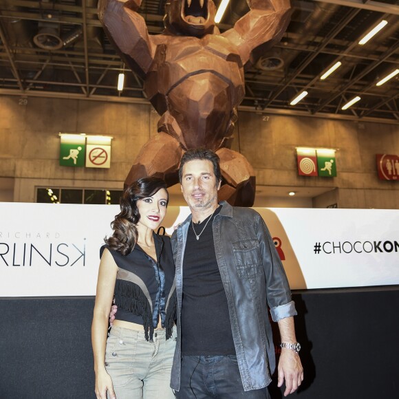 Fabienne Carat et Richard Orlinski devant le Kong en chocolat au 22ème salon du chocolat à la porte de Versailles à Paris le 27 octobre 2016. (coiffures Franck Provost / maquillages Make Up For Ever) © Veeren-Perusseau/Bestimage