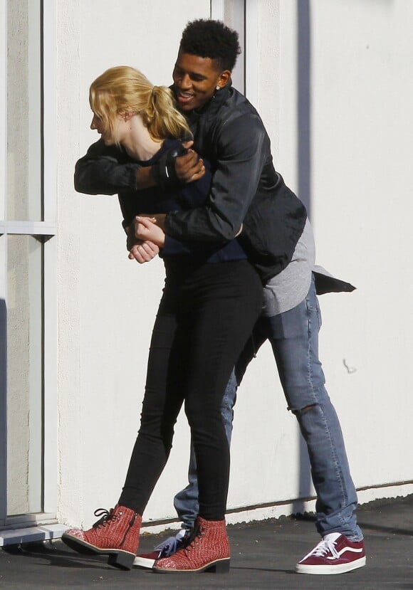 Iggy Azalea et son petit-ami Nick Young, très complices, se promènent à Los Angeles, le 2 novembre 2014.