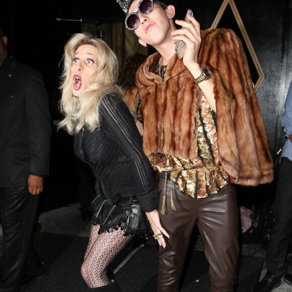 Alexis Arquette (célèbre actrice transsexuelle et soeur de David Arquette) et un ami à la sortie du club Bootsy Bellows à West Hollywood, le 9 septembre 2015