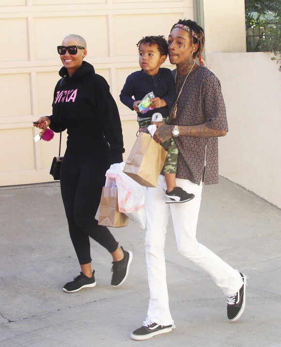 Amber Rose et son mari Wiz Khalifa emmènent leur fils Sebastian jouer au parc à Los Angeles, le 16 décembre 2015