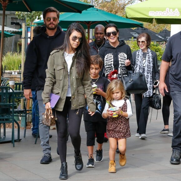 Kourtney Kardashian, Scott Disick, leurs enfants Mason et Penelope, Kris Jenner, Corey Gamble et Mary Jo Campbell à Calabasas, le 29 octobre 2016.