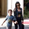 Kourtney Kardashian et son fils Mason à Calabasas, le 4 octobre 2016.