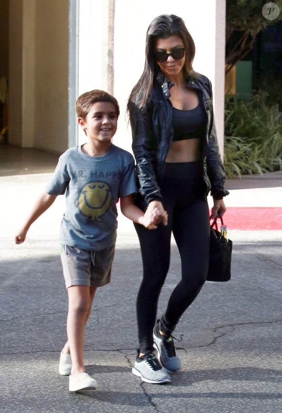 Kourtney Kardashian et son fils Mason à Calabasas, le 4 octobre 2016.