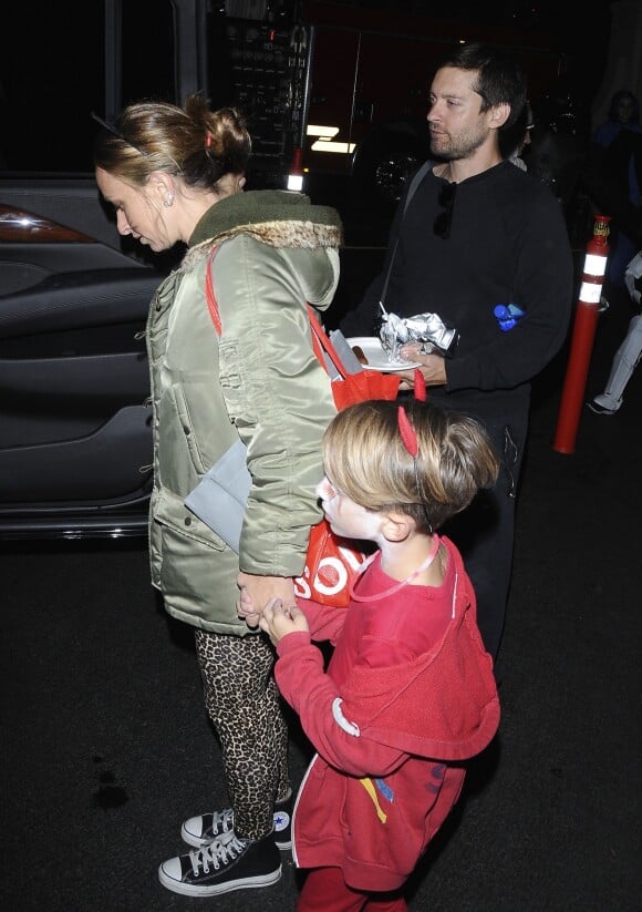 Tobey Maguire, sa femme Jennifer Meye et ses enfants Otis Tobias Maguire et Ruby Sweetheart Maguire sont déguisés pour Halloween dans les rues de Los Angeles. Le 31 octobre 2016