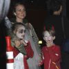 Tobey Maguire, sa femme Jennifer Meye et ses enfants Otis Tobias Maguire et Ruby Sweetheart Maguire sont déguisés pour Halloween dans les rues de Los Angeles. Le 31 octobre 2016