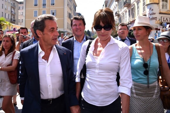 Nicolas Sarkozy avec sa femme Carla Bruni-Sarkozy, Maud Fontenoy, et le député maire de Nice, Christian Estrosi sont dans les rues de Nice après avoir déjeuné au restaurant "La Petite Maison" et avant de rencontrer les élus et les militants du parti Les Républicains au jardin Albert 1er le 19 juillet 2015.