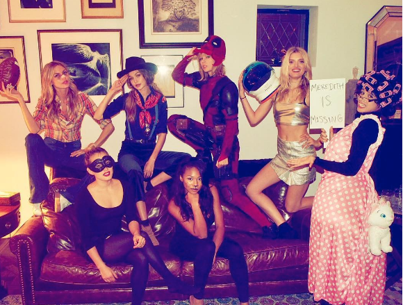 Taylor Swift, déguisée en Deadpool pour Halloween, qu'elle a fêté avec ses copines Gigi Hadid, Lily Donaldson ou encore Marta Hunt. Photo publiée sur sa page Instagram le 1er novembre 2016