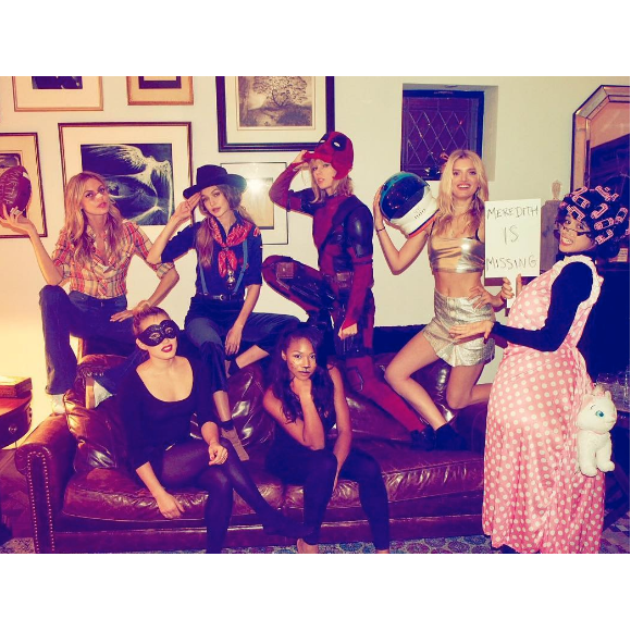 Taylor Swift, déguisée en Deadpool pour Halloween, qu'elle a fêté avec ses copines Gigi Hadid, Lily Donaldson ou encore Marta Hunt. Photo publiée sur sa page Instagram le 1er novembre 2016