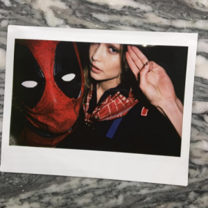 Taylor Swift, déguisée en Deadpool pour Halloween, qu'elle a fêté avec ses copines Gigi Hadid, Lily Donaldson ou encore Marta Hunt. Photo publiée sur sa page Instagram le 1er novembre 2016