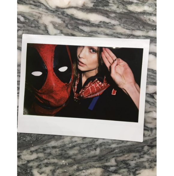 Taylor Swift, déguisée en Deadpool pour Halloween, qu'elle a fêté avec ses copines Gigi Hadid, Lily Donaldson ou encore Marta Hunt. Photo publiée sur sa page Instagram le 1er novembre 2016
