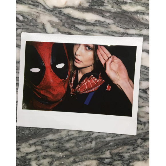 Taylor Swift, déguisée en Deadpool pour Halloween, qu'elle a fêté avec ses copines Gigi Hadid, Lily Donaldson ou encore Marta Hunt. Photo publiée sur sa page Instagram le 1er novembre 2016