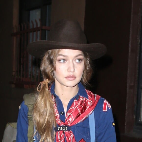 Gigi Hadid porte un déguisement de scout alors qu'elle se rend à la soirée Halloween de Taylor Swift à New York, le 31 octobre 2016.