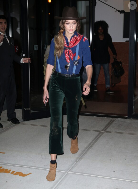 Gigi Hadid porte un déguisement de scout alors qu'elle se rend à la soirée Halloween de Taylor Swift à New York, le 31 octobre 2016