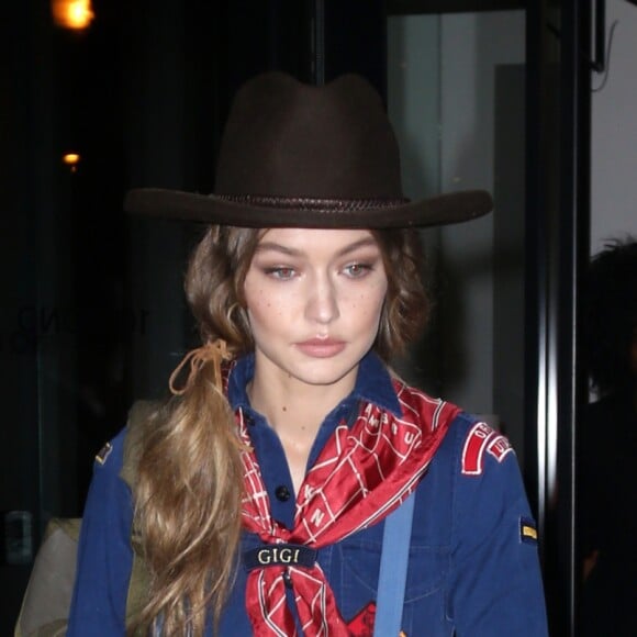 Gigi Hadid porte un déguisement de scout alors qu'elle se rend à la soirée Halloween de Taylor Swift à New York, le 31 octobre 2016