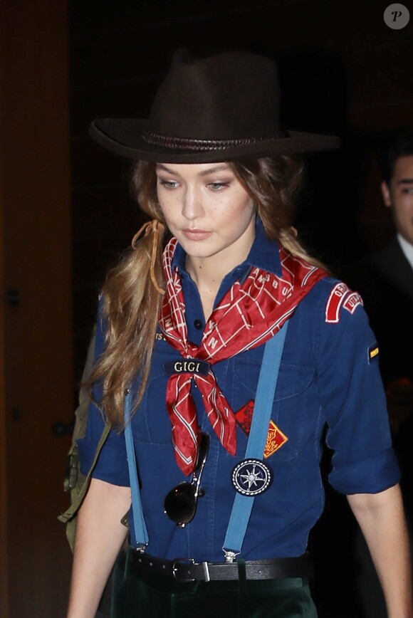 Gigi Hadid porte un déguisement de scout alors qu'elle se rend à la soirée Halloween de Taylor Swift à New York, le 31 octobre 2016. Elle porte un foulard avec l'inscription "Gigi"!