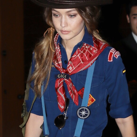 Gigi Hadid porte un déguisement de scout alors qu'elle se rend à la soirée Halloween de Taylor Swift à New York, le 31 octobre 2016. Elle porte un foulard avec l'inscription "Gigi"!
