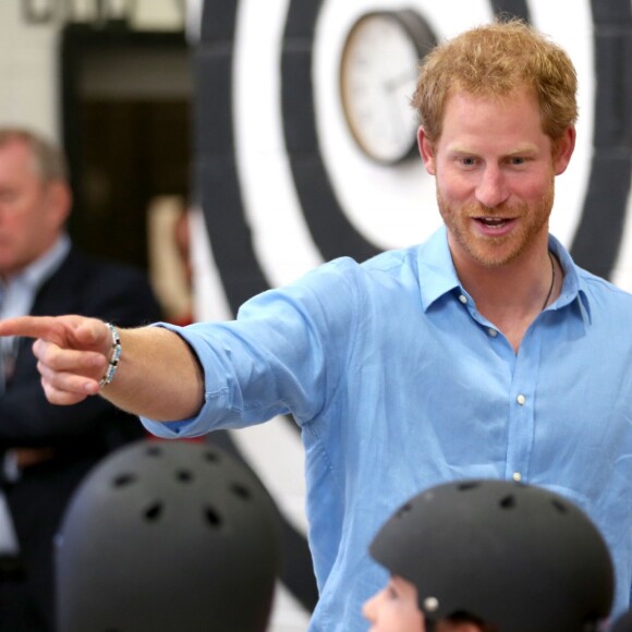Le prince Harry en visite auprès d'une association à Aberdeen le 20 septembre 2016, portant au poignet droit un bracelet similaire à celui de l'actrice Meghan Markle, qui serait sa nouvelle petite amie.
