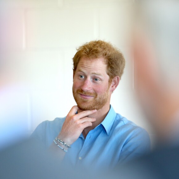 Le prince Harry en visite auprès d'une association à Aberdeen le 20 septembre 2016, portant au poignet droit un bracelet similaire à celui de l'actrice Meghan Markle, qui serait sa nouvelle petite amie.