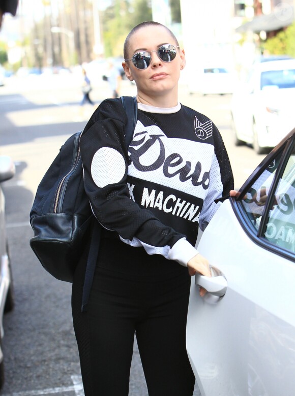 Exclusif - Rose McGowan se promène dans les rues de Beverly Hills, le 31 octobre 2016