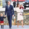 Le prince William et la duchesse Catherine de Cambridge avec leurs enfants le prince George et la princesse Charlotte lors de leur départ du Canada au terme de leur tournée royale, le 1er octobre 2016 à Victoria.