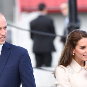 Le prince William et la duchesse Catherine de Cambridge avec leurs enfants le prince George et la princesse Charlotte lors de leur départ du Canada au terme de leur tournée royale, le 1er octobre 2016 à Victoria.