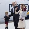 Le prince William et la duchesse Catherine de Cambridge avec leurs enfants le prince George et la princesse Charlotte lors de leur départ du Canada au terme de leur tournée royale, le 1er octobre 2016 à Victoria.