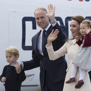 Le prince William et la duchesse Catherine de Cambridge avec leurs enfants le prince George et la princesse Charlotte lors de leur départ du Canada au terme de leur tournée royale, le 1er octobre 2016 à Victoria.