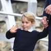 George, un au revoir de chenapan ! Le prince William et la duchesse Catherine de Cambridge avec leurs enfants le prince George et la princesse Charlotte lors de leur départ du Canada au terme de leur tournée royale, le 1er octobre 2016 à Victoria.