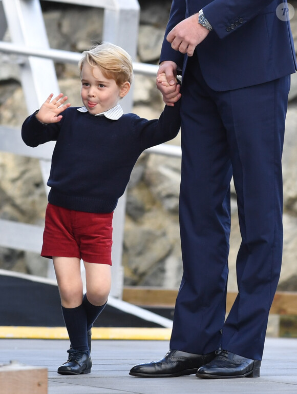 George, un au revoir de chenapan ! Le prince William et la duchesse Catherine de Cambridge avec leurs enfants le prince George et la princesse Charlotte lors de leur départ du Canada au terme de leur tournée royale, le 1er octobre 2016 à Victoria.