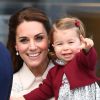 Charlotte toute joyeuse dans les bras de sa maman. Le prince William et la duchesse Catherine de Cambridge avec leurs enfants le prince George et la princesse Charlotte lors de leur départ du Canada au terme de leur tournée royale, le 1er octobre 2016 à Victoria.