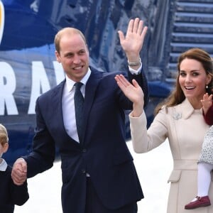 Le prince William et la duchesse Catherine de Cambridge avec leurs enfants le prince George et la princesse Charlotte lors de leur départ du Canada au terme de leur tournée royale, le 1er octobre 2016 à Victoria.