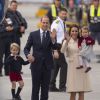 Le prince William et la duchesse Catherine de Cambridge avec leurs enfants le prince George et la princesse Charlotte lors de leur départ du Canada au terme de leur tournée royale, le 1er octobre 2016 à Victoria.