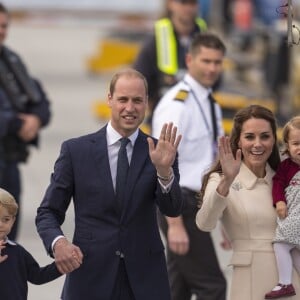 Le prince William et la duchesse Catherine de Cambridge avec leurs enfants le prince George et la princesse Charlotte lors de leur départ du Canada au terme de leur tournée royale, le 1er octobre 2016 à Victoria.