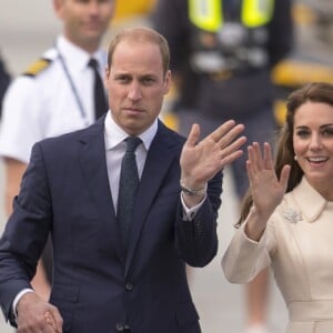 Le prince William et la duchesse Catherine de Cambridge avec leurs enfants le prince George et la princesse Charlotte lors de leur départ du Canada au terme de leur tournée royale, le 1er octobre 2016 à Victoria.