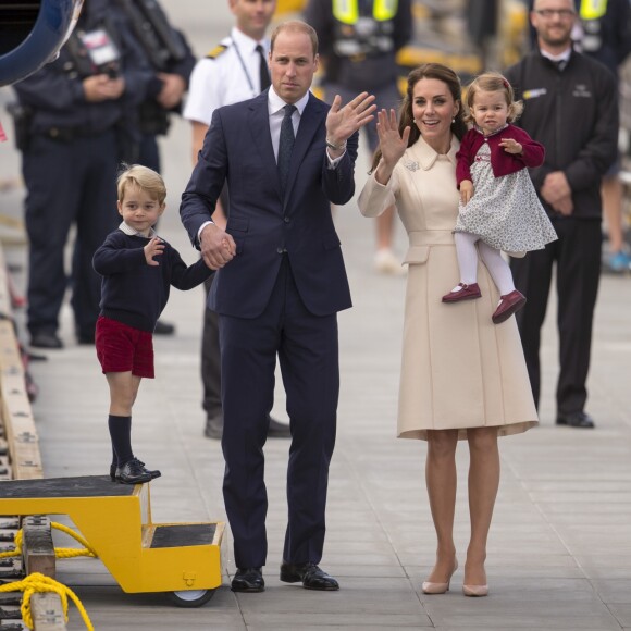 Le prince William et la duchesse Catherine de Cambridge avec leurs enfants le prince George et la princesse Charlotte lors de leur départ du Canada au terme de leur tournée royale, le 1er octobre 2016 à Victoria.